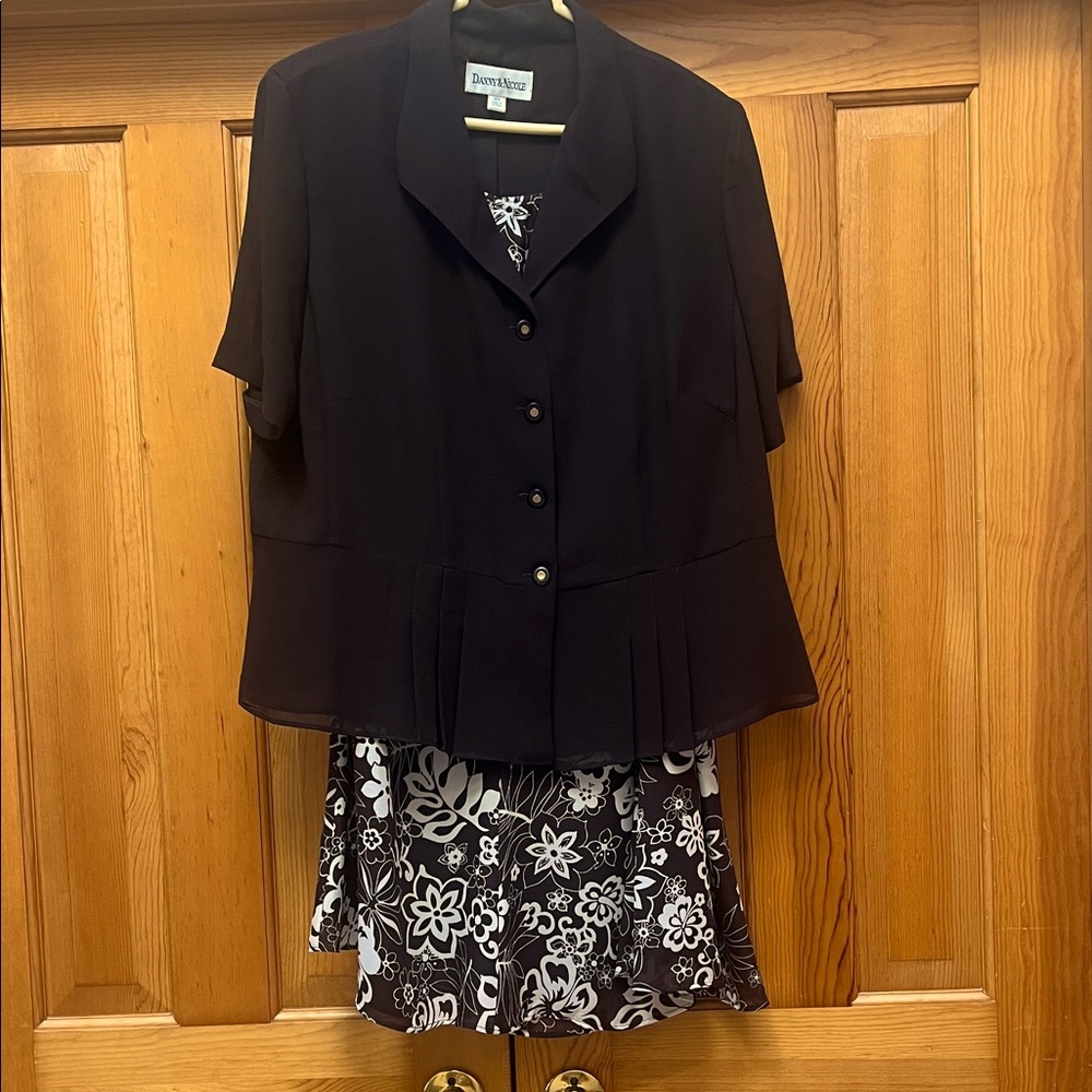 Danny & Nicole 2 piece Brown and White Floral jacket and skirt set. Size 18W